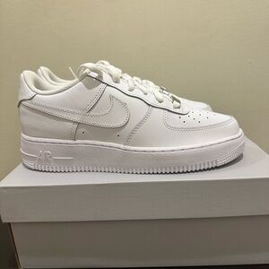 Sz 6.5 Youth == 8 Women Nike Air Force 1 Low LE Triple White FV5951-111